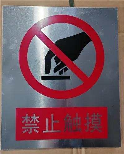 Existe-t-il des couleurs spécifiques pour les panneaux de signalisation des r...